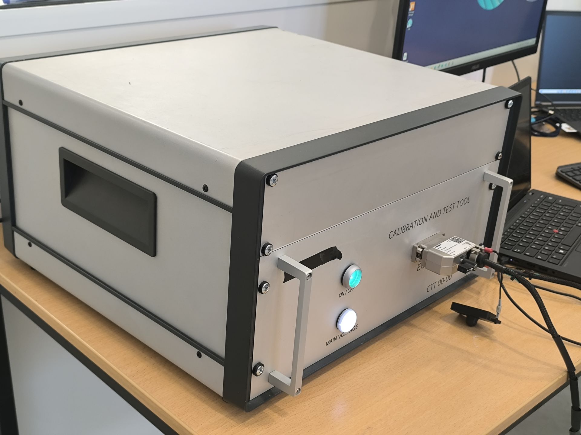 Banc de test générique conçu par GEMESIS pour la production de détecteurs de fumée Siemens.