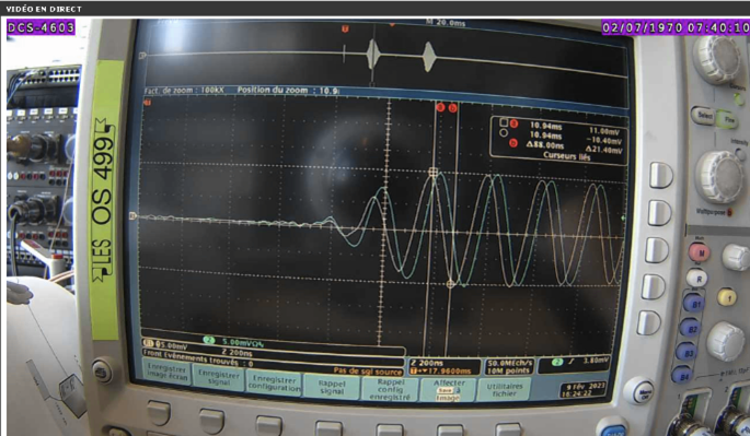 Screenshot of scope’s capture of 2 synchronized PAM Wave (original signal in blue, original signal in white with one PAM Wave delay)